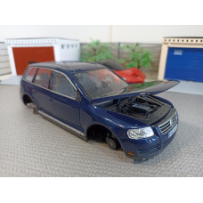 Модель автомобиля Volkswagen Touareg (1/24)