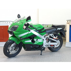 Модель мотоцикла Kawasaki зел. (1/12)