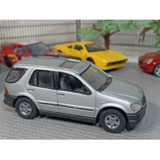 Модель автомобиля Mercedes-Benz ML 320 №2 (1/43)