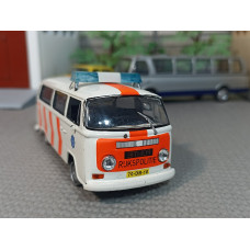 Модель автомобиля Volkswagen Kombi от IXO (1/43)