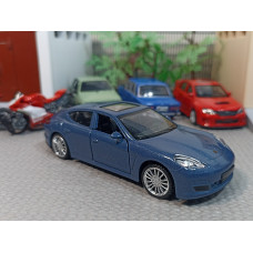 Модель автомобиля Porsche Panamera S № 2 (1/43)