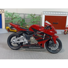 Модель мотоцикла Honda CBR (1/18)