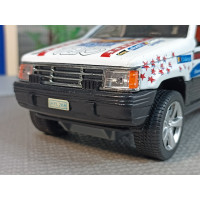 Модель автомобиля Jeep Grand Cherokee (1/24)