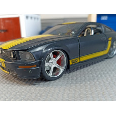 Масштабная модель Ford Mustang GT 2006г. (1/24)