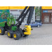 Трактор John Deere с манипулятором (1/87)