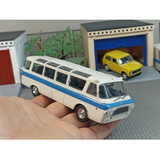 Модель автомобиля ЗИЛ-118 "Юность" (1/43)