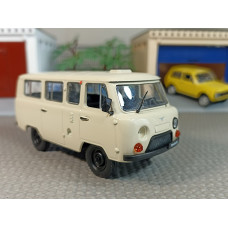 Модель автомобиля УАЗ Буханка №3 (1/43)