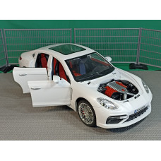 Модель автомобиля Porsche Panamera (1/18)
