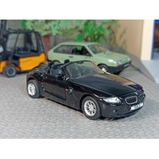 Модель автомобиля BMW Z4 (1/43)