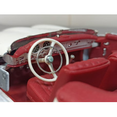 Модель автомобиля Mercedes Benz 190 SL (1/18)